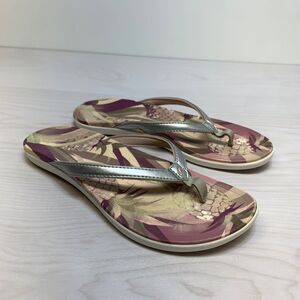 Women's OluKai Ho'Opio Hau Silver / Pineapple Thong Flip Flop Sandals Size 6